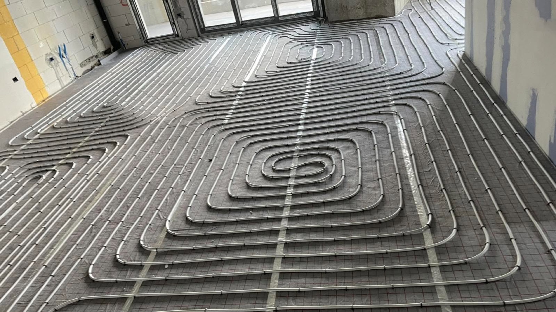 Ngrohje në dysheme me tuba të bardhë në formë spirale